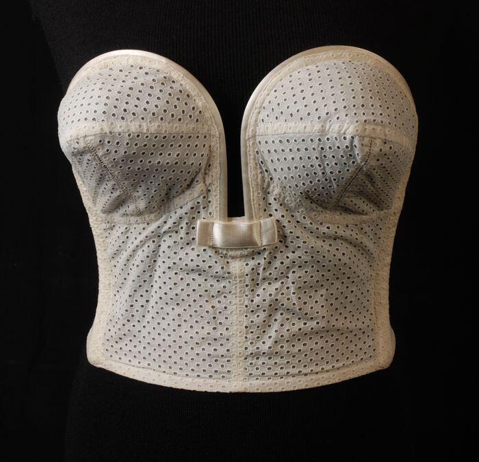 Wit strapless bustier van broderie kant met gaatjes als stippenpatroon, diep decolleté, beugels die…