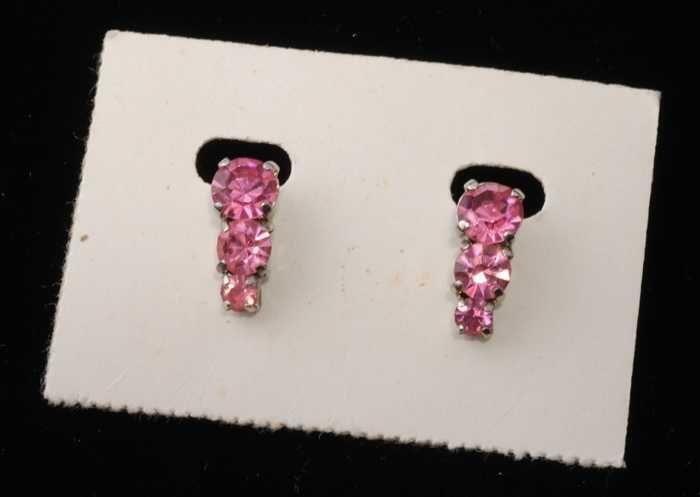 Paar oorbellen, clip met drie roze kunstdiamantjes, op kartonnetje, kapper Van Vliet