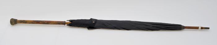 Paraplu met bekleding van zwarte zijde houten steel, bewerkte, koperen knop