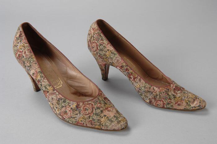 Gebloemde gobelin pumps in oud-roze- en groen-tinen, spitse neus en hoge naaldhak, rozenmotief