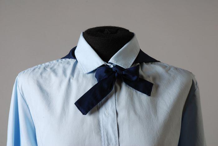 Uniformshawl, halsdoek van glanzende donkerblauwe stof, deel uniform van een politie-agente