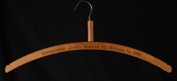 Kleerhanger Kleedingmagazijn "Berlin", Hoogstraat 272, Rotterdam