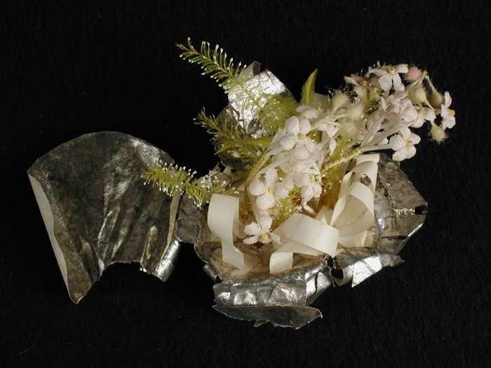 Bruidscorsage, kleine roze stoffen bloemen en groene geveerde bladeren met crèmekleurig gelust…