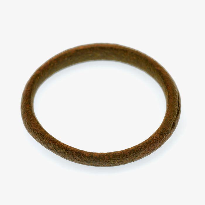 Eenvoudige koperen of bronzen ring, gebolde buitenkant