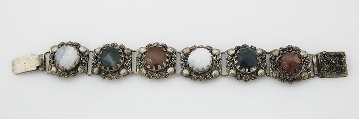 zilveren armband met grote schakels ingelegd met stenen in diverse kleuren