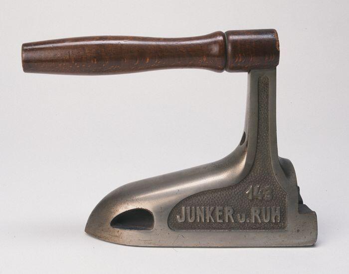 Gasstrijkijzer type ossentong, merk "Junker & Ruh", met houten handvat