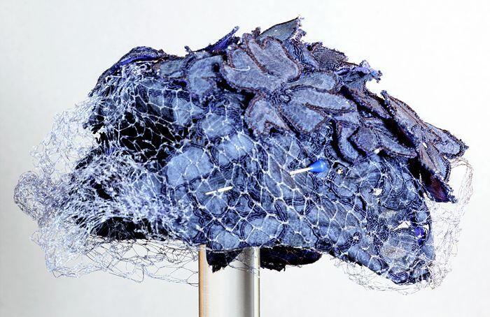 Cocktailhoed met frame van blauw velours, overtrokken met kant en gegarneerd met blauwe applicatie…