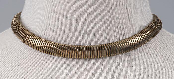 Keelband van goudkleurige metalen schakeltjes