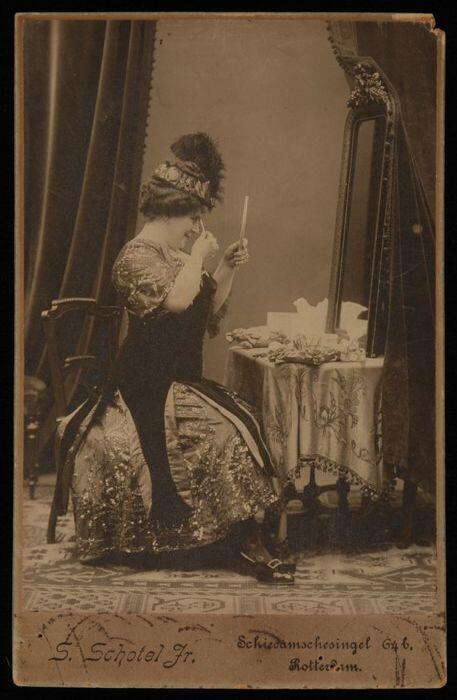 Foto van actrice Marie van Eysden-Vink; dame aan kaptafel met spiegel