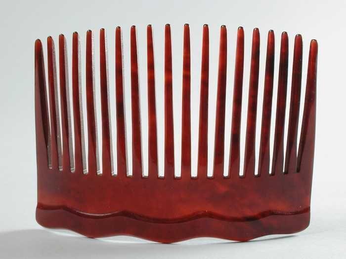 Sierkam van rood-bruin kunststof 19 tanden, glad blad met een iets hogere golvende rand