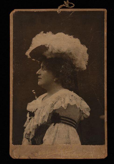 Foto van actrice Marie van Eysden-Vink; borstbeeld vrouw en profil