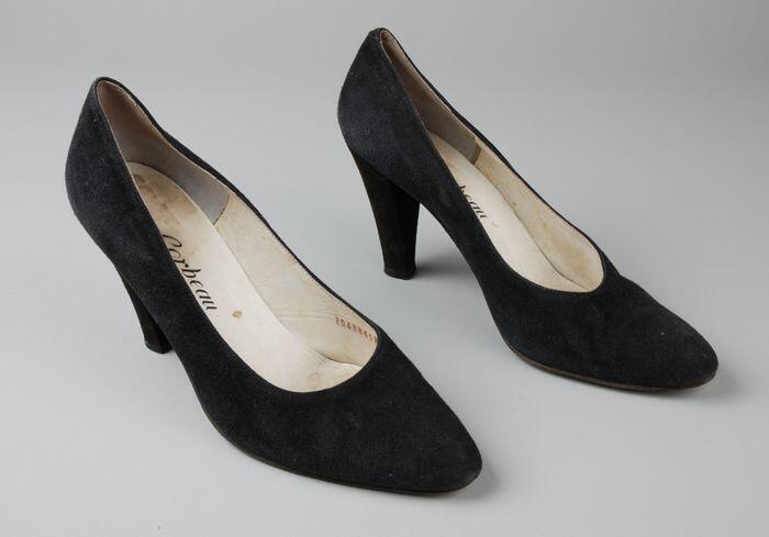 Paar damesschoenen, zwart suède, met hak