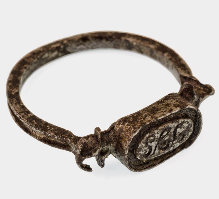 Ring met ovaal stempel, waarop initialen "SGG" (?)