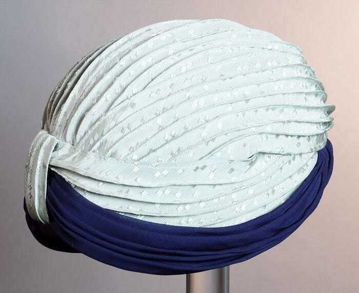 Beige met blauwe ovale turban, met witte satijnen binnenzijde