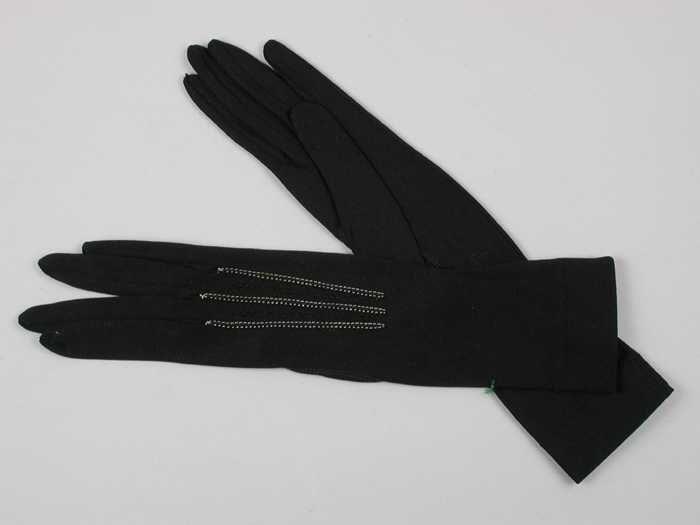 Paar korte dameshandschoenen van glanzend zwart tricot met witte en zwarte siernaadjes op de rug