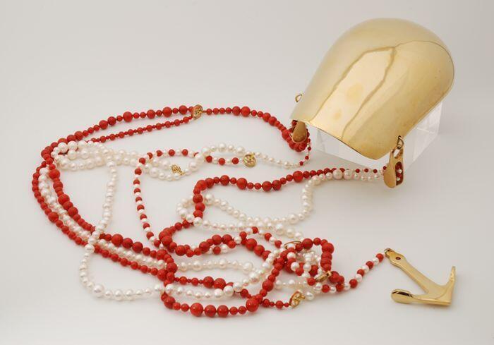 Goudkleurig epaulet met twee kettingen in rood en wit en goudkleurig anker