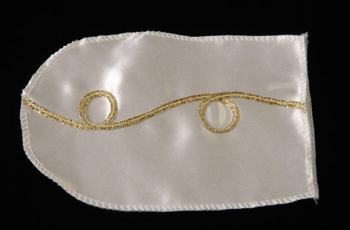 Witte want of zak met goudkleurige veterband, bij Turks besnijdenispak