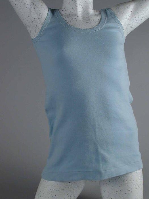 Kinderonderhemd van lichtblauw tricot katoen met lichtblauw glanzend stiksel langs hals en…