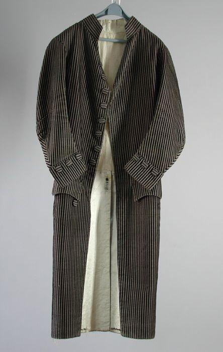 Mannenkostuum, bestaande uit jas en kniebroek van gestreept zwart/bruin fluweel en lila/beige zijde