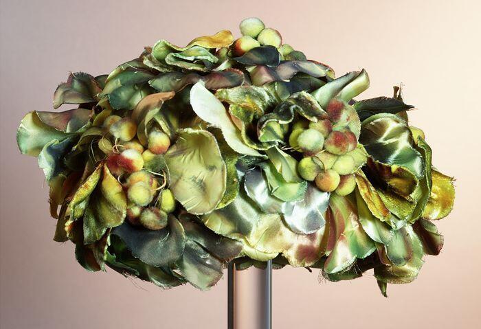 Damesbaret met fluwelen groen, geel en rode bloemen