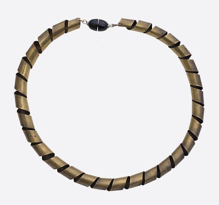 Goudkleurige, krulvormige ketting