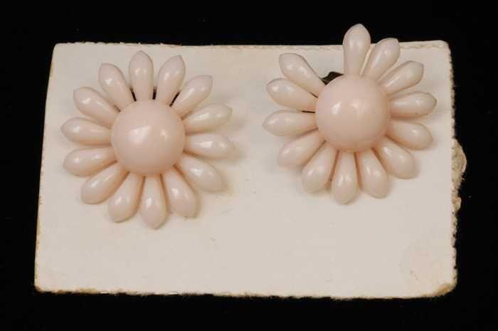 Paar oorbellen, clip met roze plastic bloem, op wit karton, kapper Van Vliet