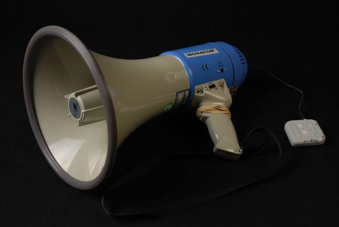 De ridder van het geheugen, blauw/grijze megafoon "Monacor" met onderdelen