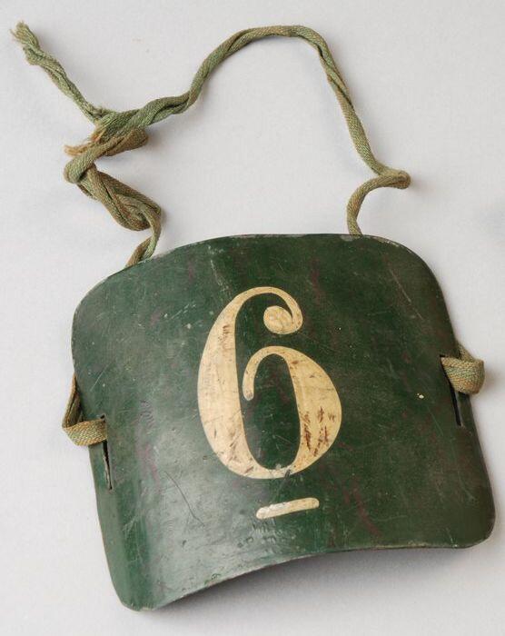 Armschild van de brandweer met nummer "6"