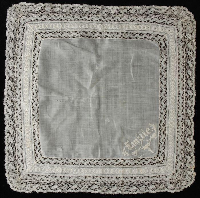 Vierkante zakdoek van fijn wit batist met brede rand van broderie en machinaal kant en in één hoek…