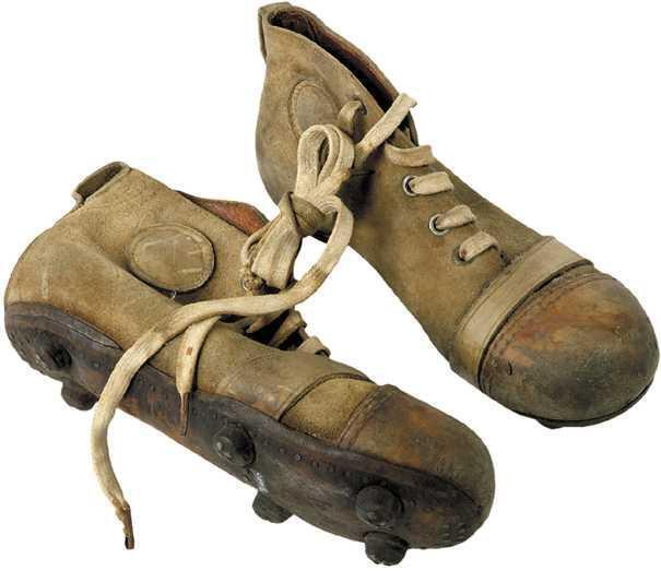 Paar voetbalschoenen, ongekleurd leer, genagelde zolen met zes noppen