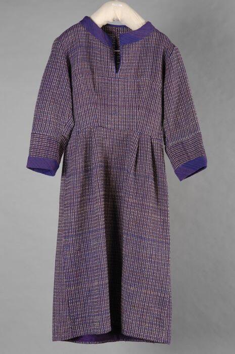 Paarse japon, zelf geverfd met cochenille, met shawl en ceintuur