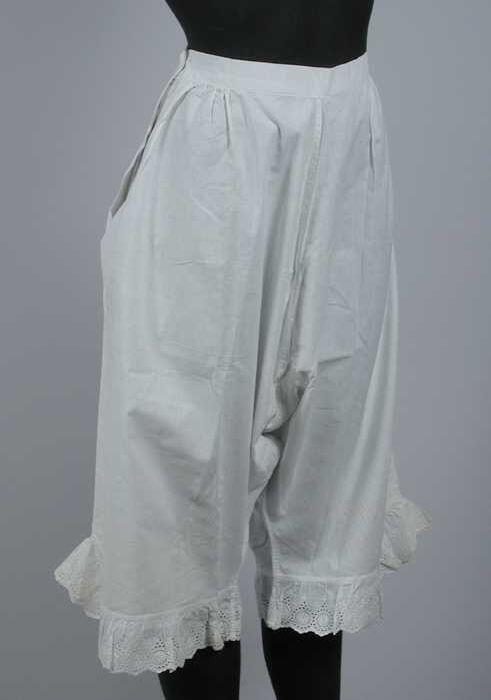 Witte katoenen onderbroek met korte wijde pijpen met ruche van broderie