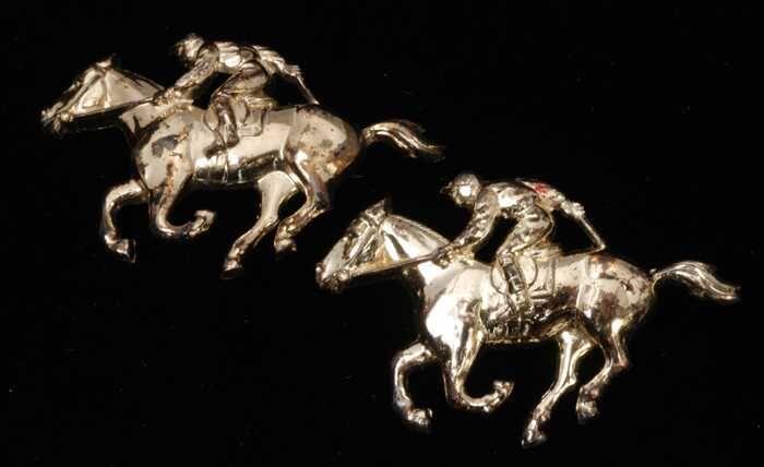 Twee broches, man op een rennend paard, polospeler, van goudkleurig plastic, kapper Van Vliet