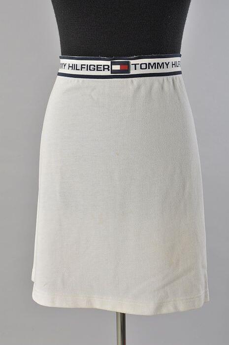 Tennisrok van wit tricot katoen met elastische blauw, grijs en wit gestreepte tailleband, "Tommy…