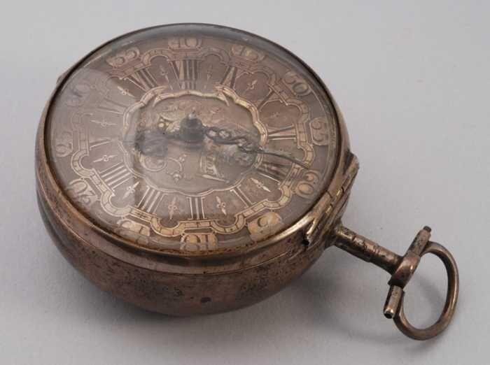 Zakhorloge met zilverkleurige wijzerplaat