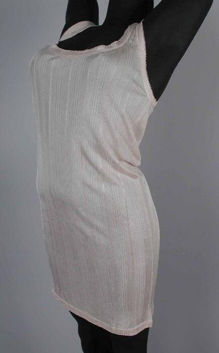 Glanzend roze tricot onderhemd met ingebreide lengtestreep