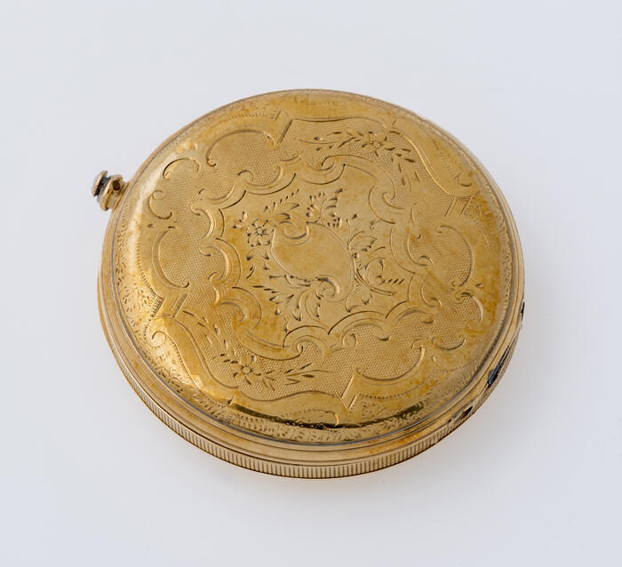 Gouden horlogekast met gravering