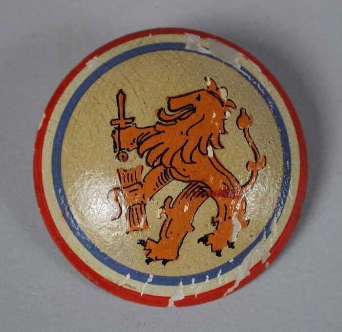 Ronde houten bolle broche beschilderd met Oranje Leeuw en rood-wit-blauwe rand