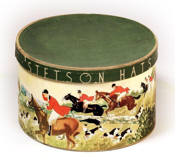 Ovale kartonnen hoedendoos (a) met los groen deksel (b) "STETSON HATS", buitenzijdedoos beplakt met…