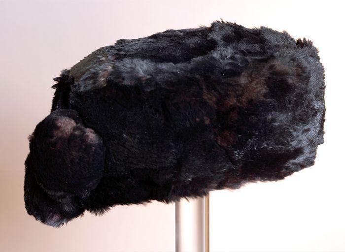 Bonthoed van fijn zacht zwart bont met donkerbruine gloed, met twee pompons op de achterkant