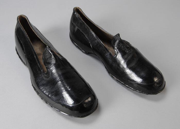 Zwarte (synthetisch) rubbern overschoenen, laag model, instapper, geprofileerde zool