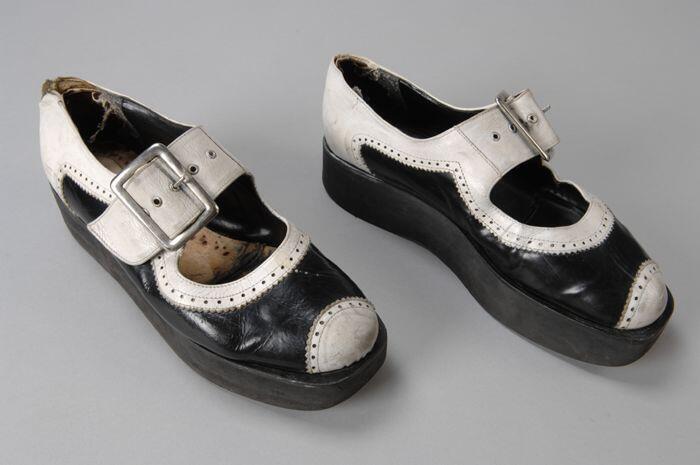 Paar zwart-witte leren schoenen met plateauzool en gesp