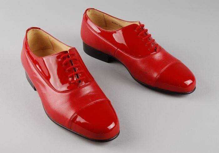 Paar herenschoenen van rood leer met rode lakneus, kleine hak, "Corbeau"