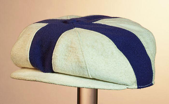 Witte sportpet, voor jongens of heren, met blauw kruis