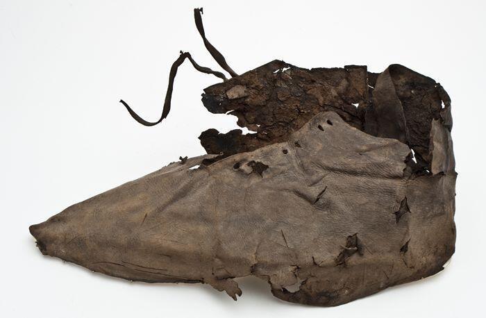 Fragment puntige schoen, bestaande uit hiel, zijkant met vetergaten en veter en voorkant