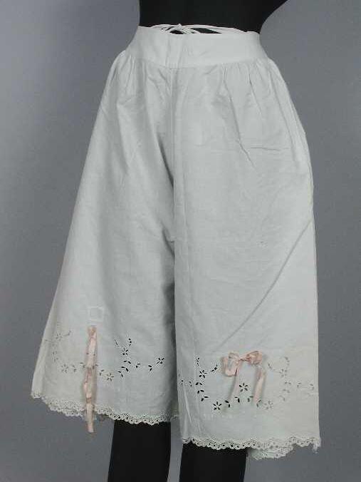 Witte onderbroek met pijpen, directoire met broderie anglaise en roze strikje, kant langs onderrand