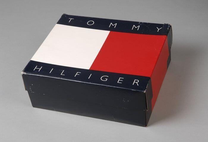 Kartonnen schoenendoos met donkerblauw, rood en witte opdruk, bij Tommy Hilfiger sportschoenen (2-3)