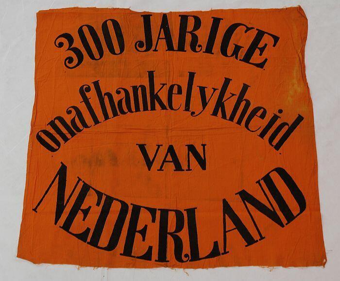 Herinneringsdoek van oranje katoen met opdruk in zwart, "300 jarige onafhankelykheid van Nederland"