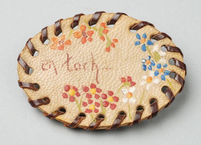 Zelfgemaakte broche met "en toch ..."