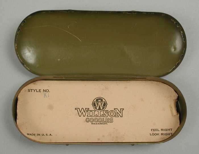 Brillenkoker, olijfgroen blik met scharnierend deksel en inlegvel (3), 'Willson Goggles'